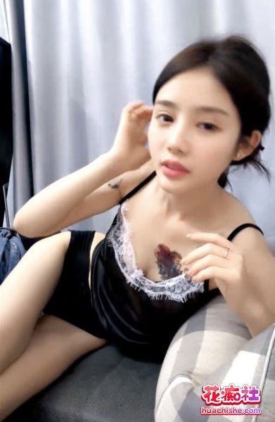 高颜值纹身女